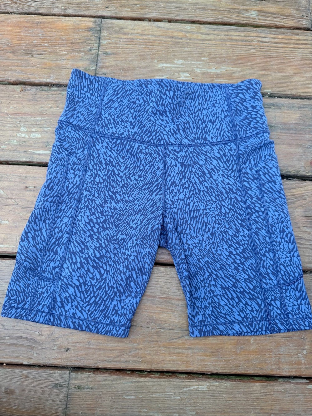 Athleta Women’s Blue Patterned Performance Bike Shorts 7in Size M